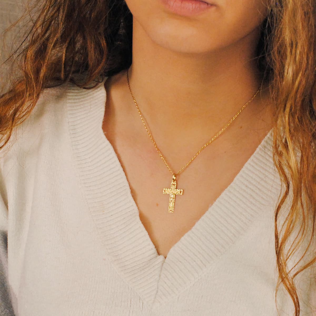 18K CRUZ ORO AMARILLO CON CRISTO TALLADA 27X17 MM