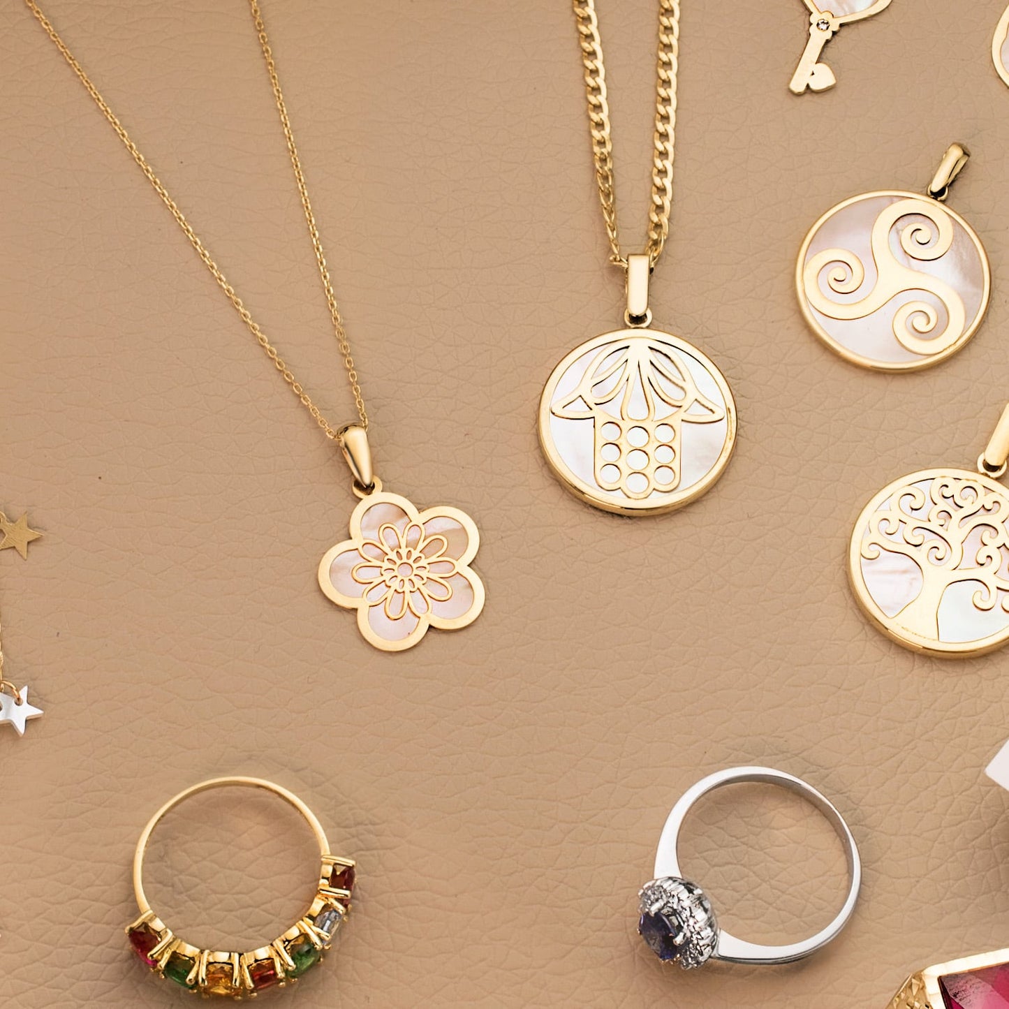 18K COLGANTE ORO AMARILLO FLOR CON NACAR 17 X 17 MM