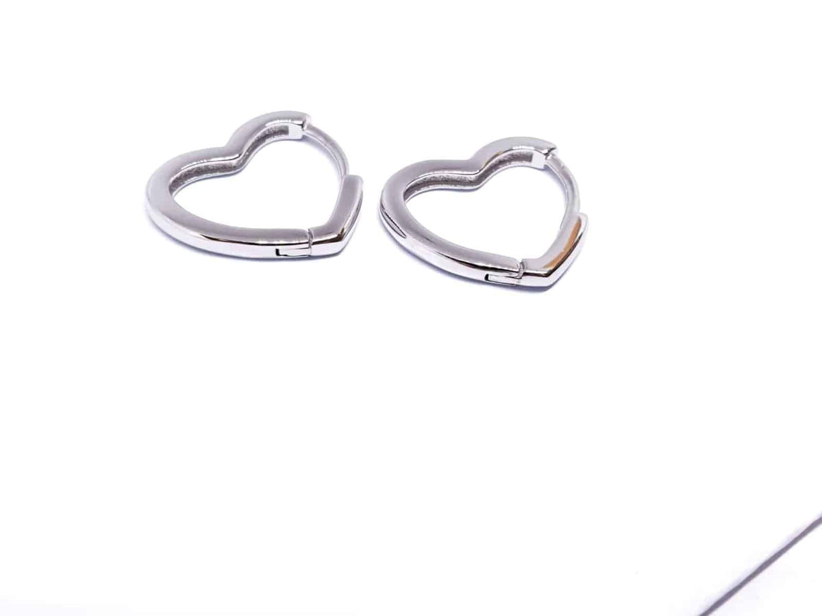 Pendiente corazón basic de plata de ley - imagen adicional - Joyería Zafir