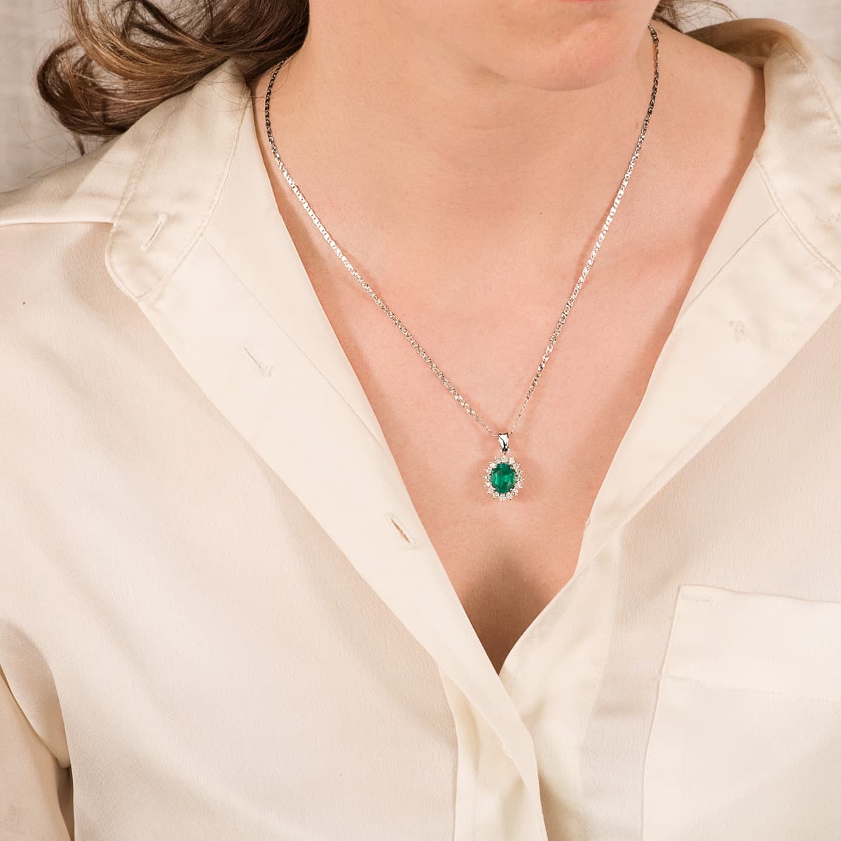 18K COLGANTE ORO BLANCO ESMERALDA 9X7 MM 1,74 QTS. DIAMANTES LABORATORIO VS2-G 0,52 QTE 14X12 MM