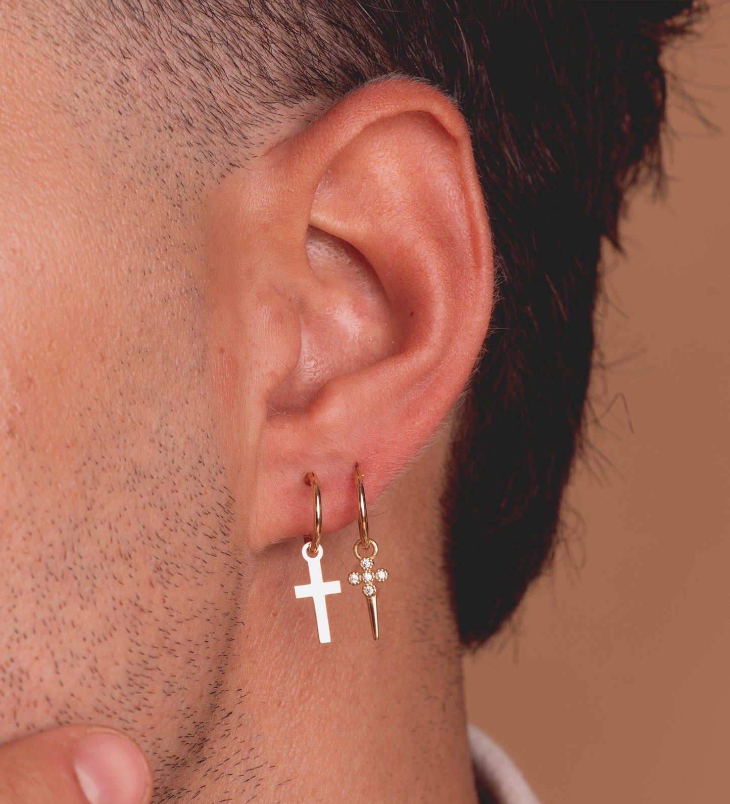 18K AROS TUBO REDONDO ORO AMARILLO 11X1.20 MM Y COLGANTE CRUZ CON PUÑAL