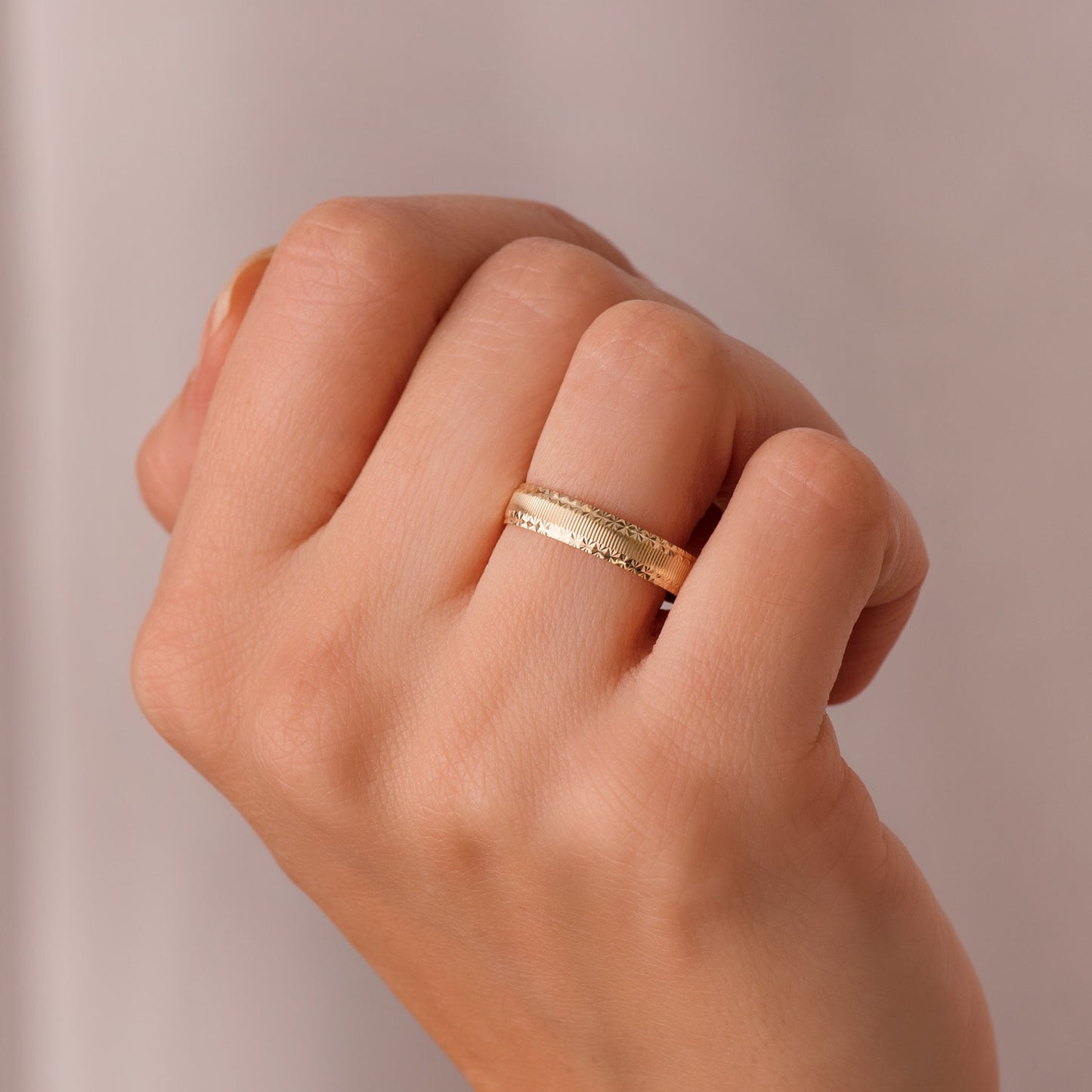 18K ALIANZA ORO AMARILLO MATE Y BORDES DIAMANTADOS. 4 MM