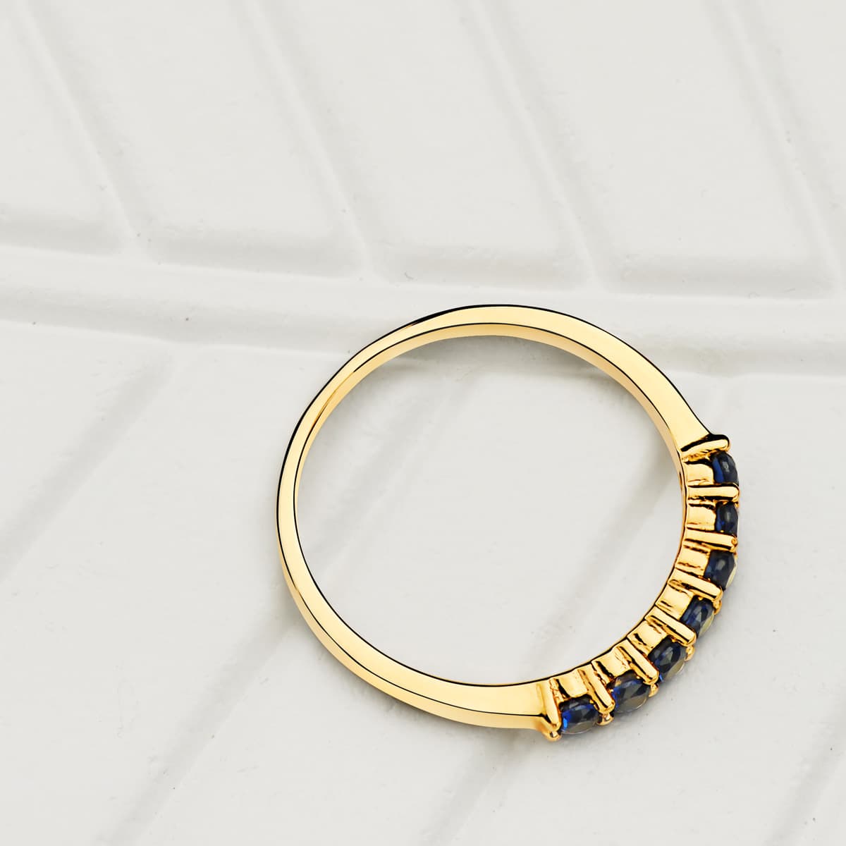 18K SORTIJA ORO AMARILLO 7 CIRCONITA AZULES GARRAS ANCHO CUERPO 2 MM