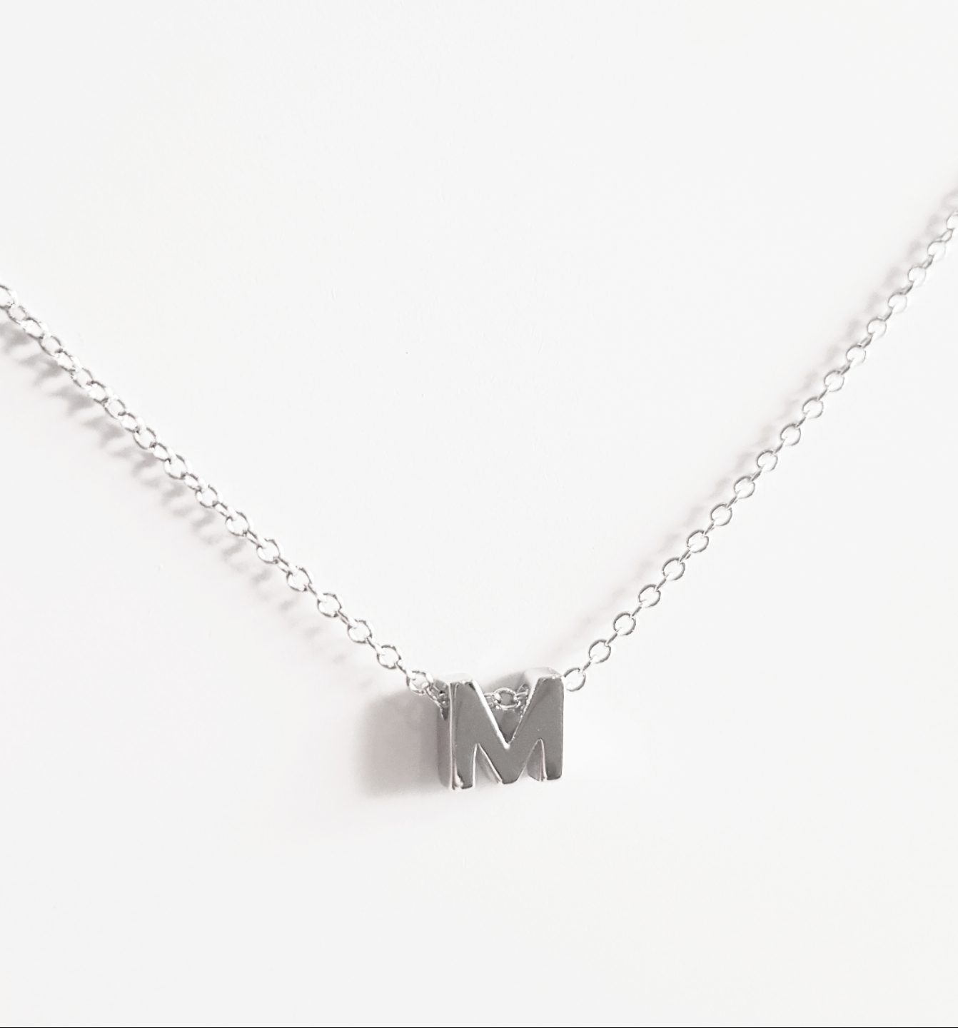 Collar inicial M de plata de ley