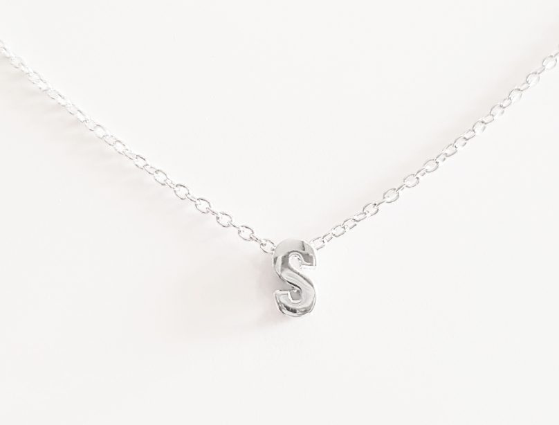 Collar inicial S de plata de ley