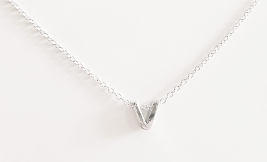 Collar inicial V de plata de ley