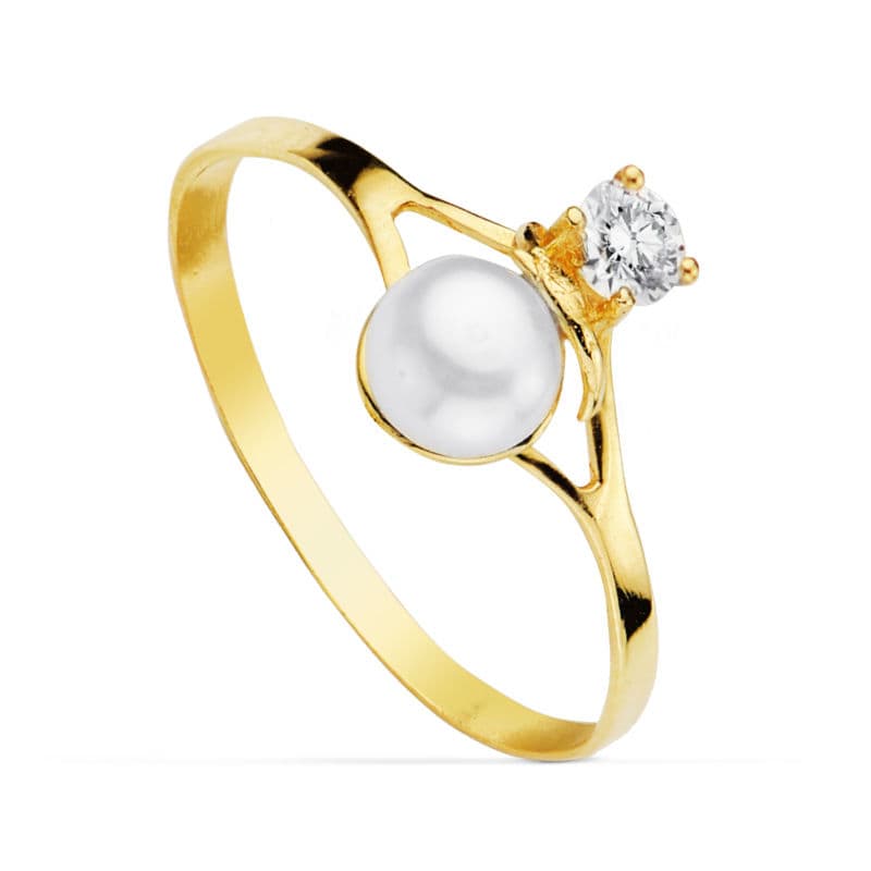 Sortija con Perla de 4,5 mm y Circonita. Ancho: 8,5 mm de oro amarillo 18K