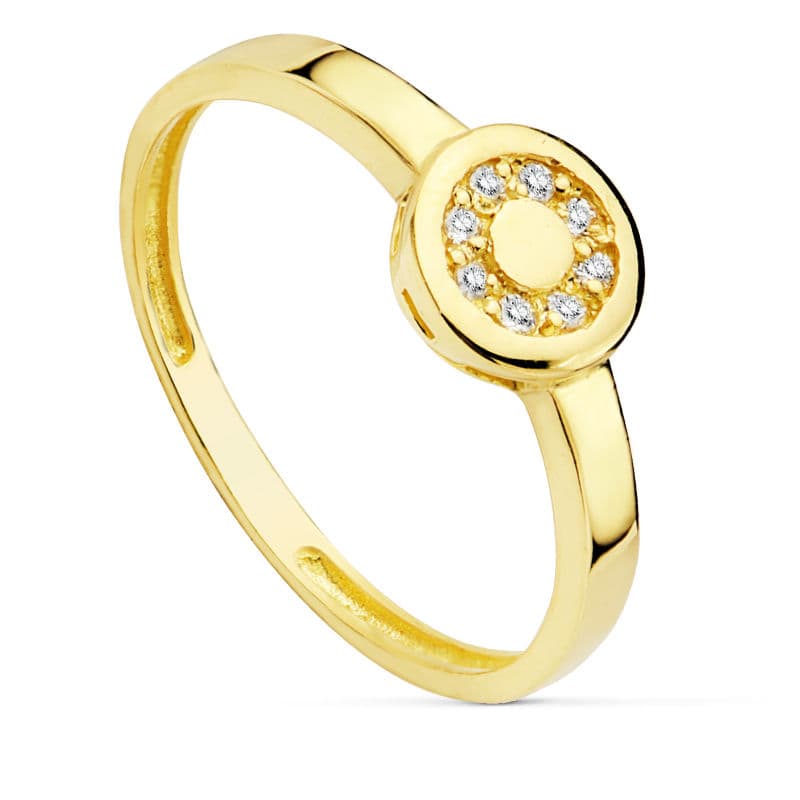 Sortija Motivo Redondo con Circonitas. Ancho: 6,5 mm de oro amarillo 18K