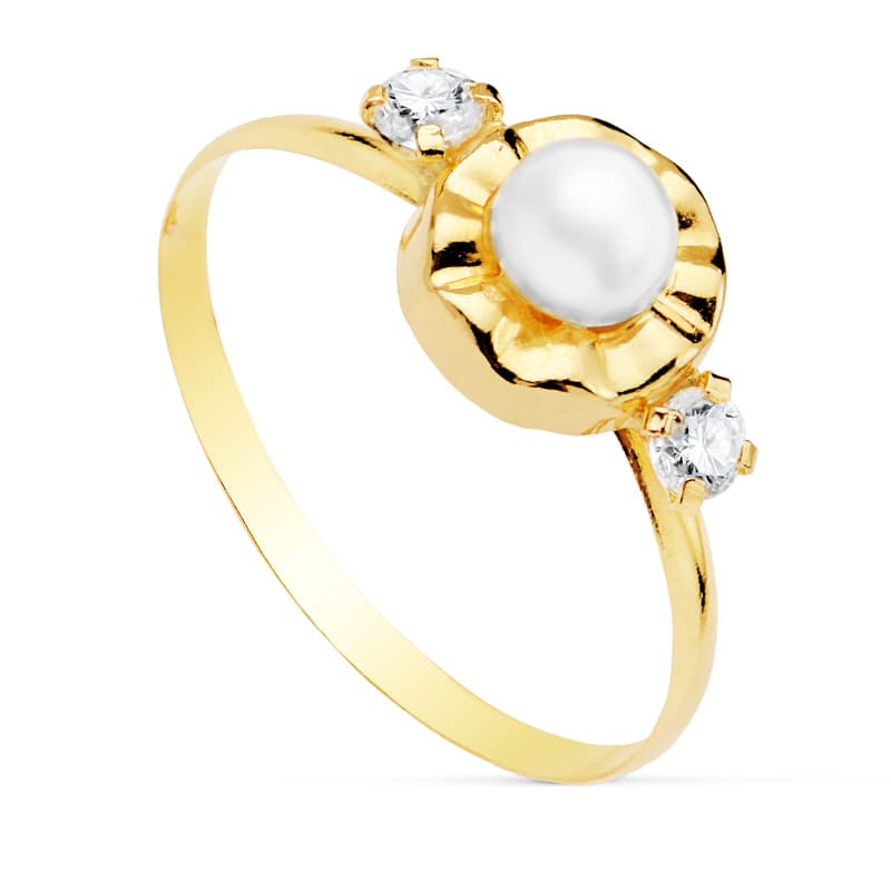 Sortija con Circonitas y Perla de 4 mm. Ancho: 7 mm de oro amarillo 18K