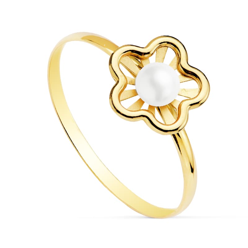 Sortija Flor Calada con Perla de 3 mm. Ancho: 8 mm de oro amarillo 18K