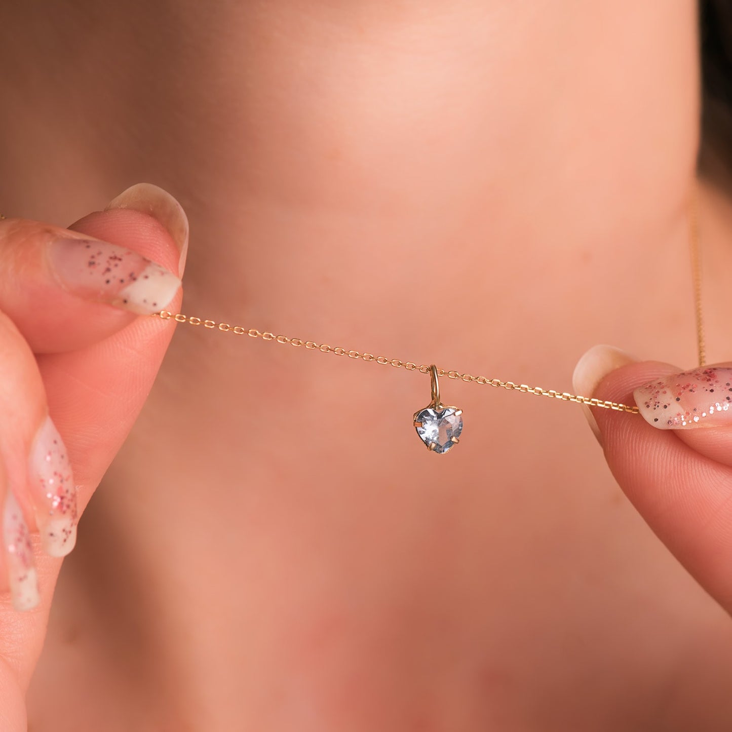 18K COLGANTE ORO AMARILLO CORAZON PIEDRA COLOR AGUAMARINA 5 X 5 MM.