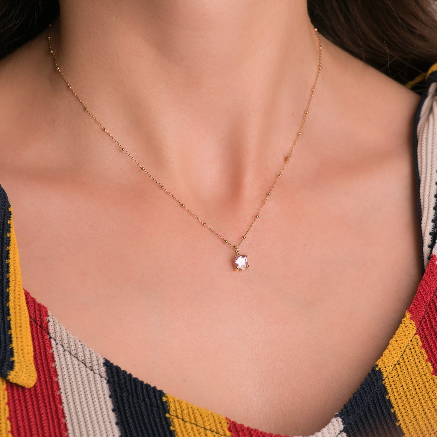 18K COLGANTE ORO AMARILLO CUADRADO CON GARRAS Y PIEDRA ROSA 5,5 X 5,5 MM.