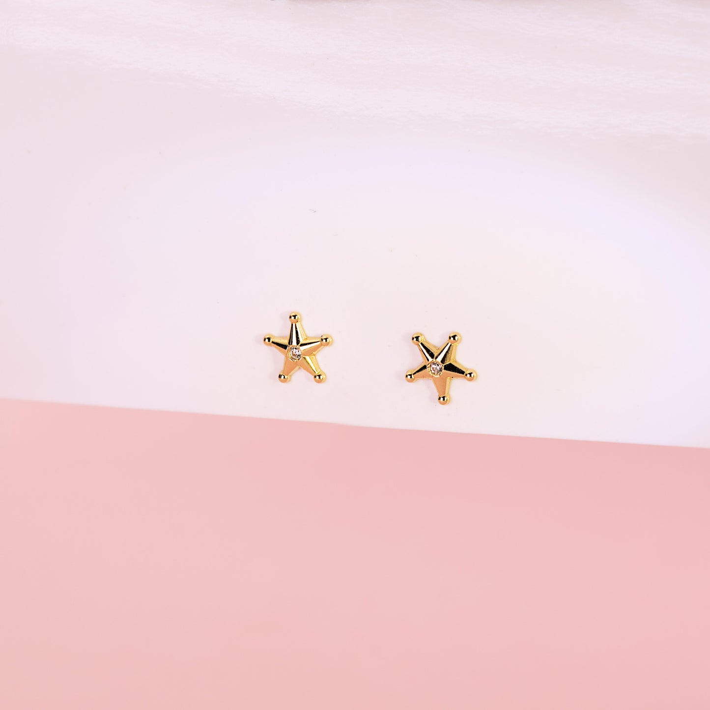 18K PENDIENTES ORO AMARILLO ESTRELLA SHERIFF CON BOLITAS Y CIRCONITAS. 7X7 MM CIERRE PRESION