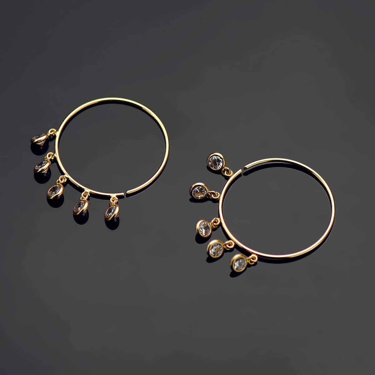 18K AROS ORO AMARILLO HILO DE 20 MM CON 5 COLGANTES CIRCONITA BLANCAS