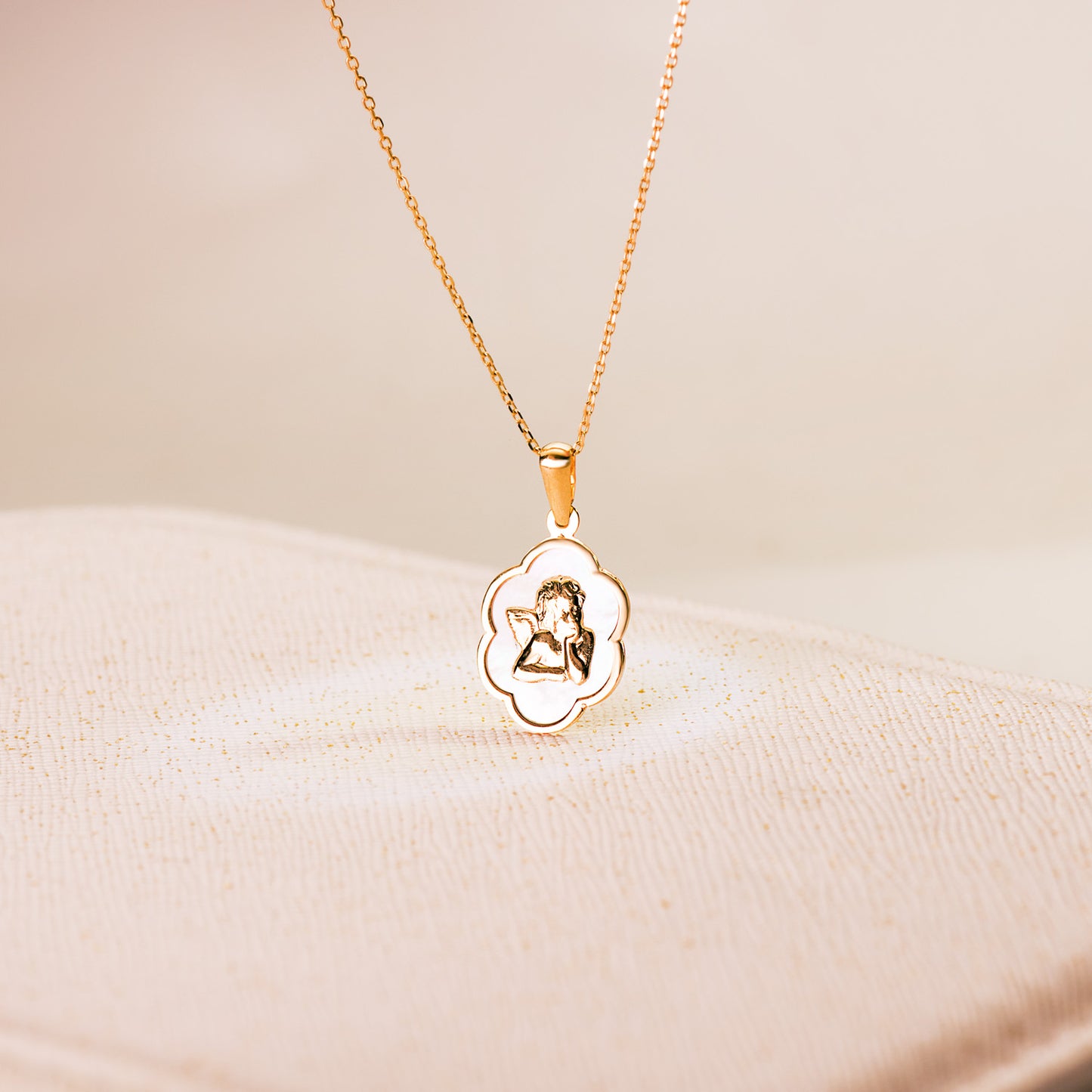 18K COLGANTE ORO AMARILLO NUBE CON ANGEL BURLON Y NACAR BLANCO 15 X 12 MM