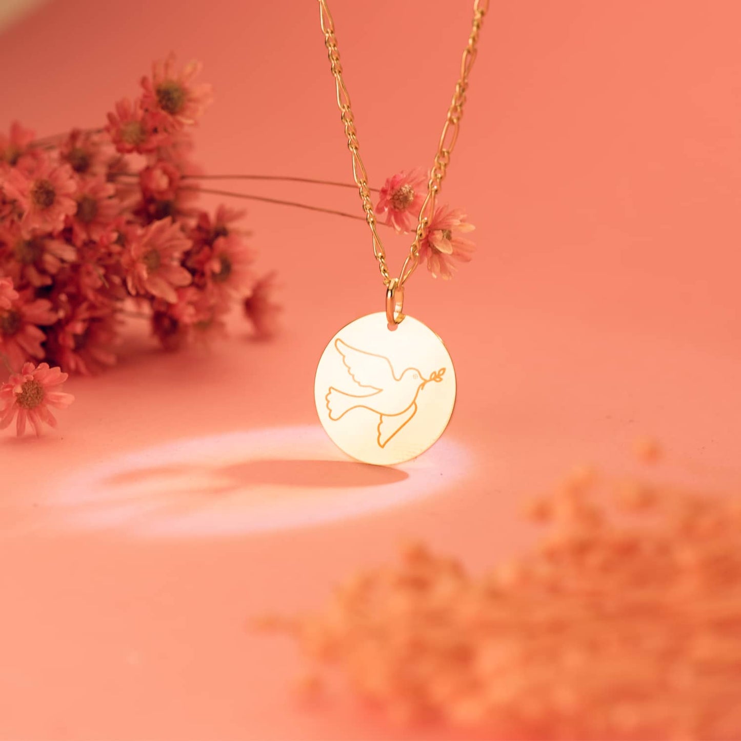 18K COLGANTE ORO AMARILLO REDONDO CON PALOMA GRABADA EN BRILLO 18 MM