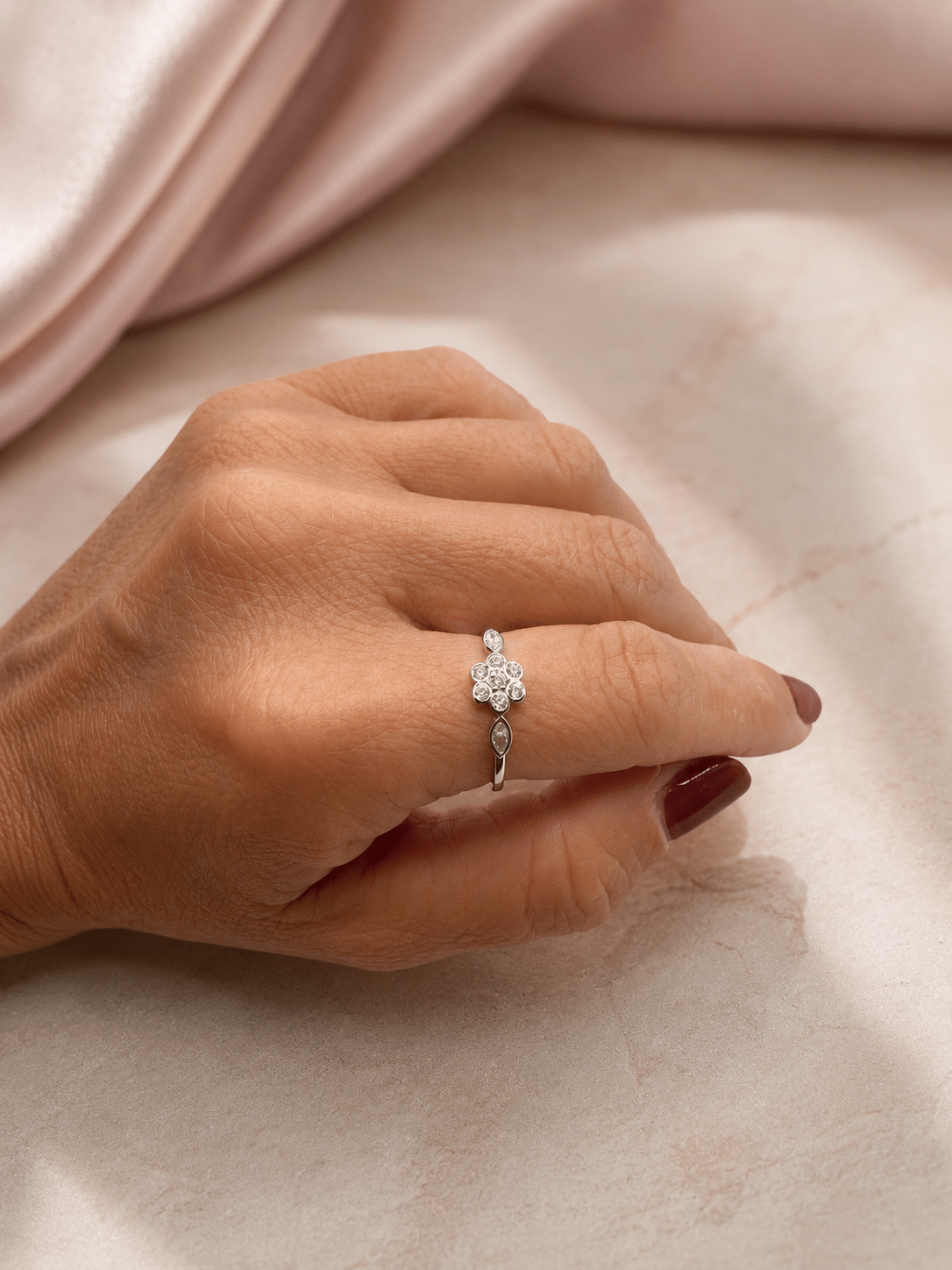Anillo flor blanca de plata de ley - imagen adicional - Joyería Zafir