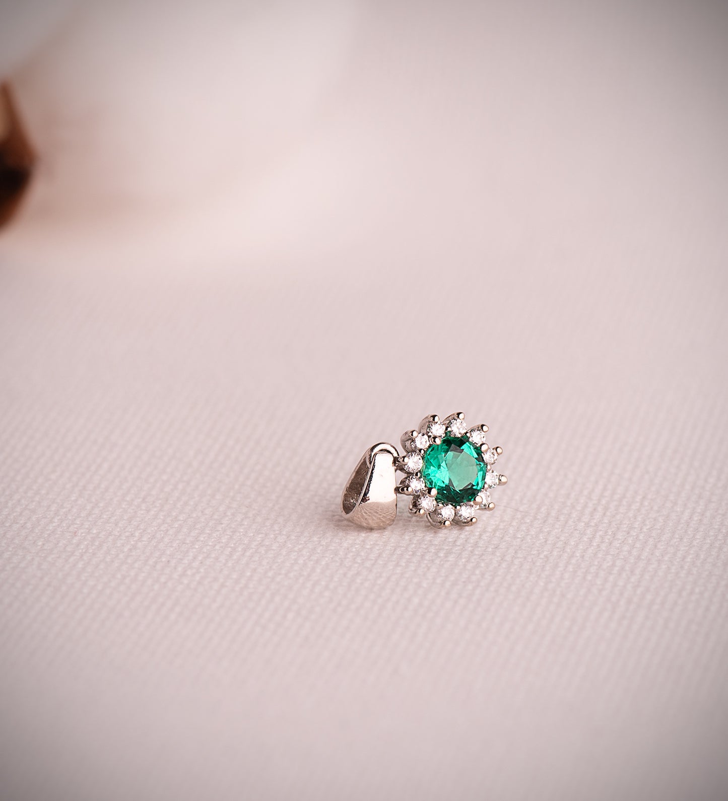 18K COLGANTE ORO BLANCO ESMERALDA 5 MM 0,48 QT. 12 DIAMANTES LABORATORIO 0,170 QTS. VS2-G. 9 MM