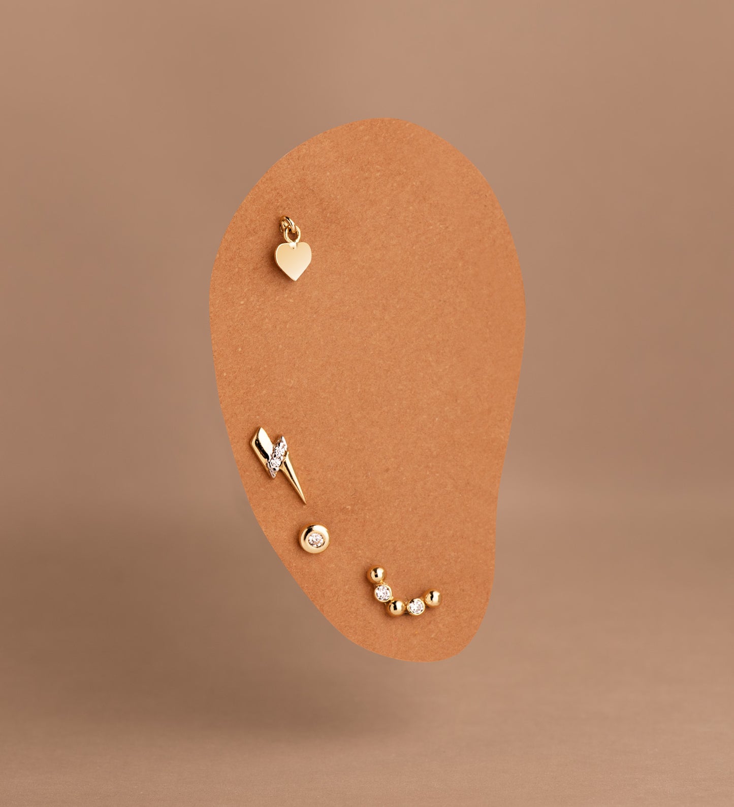 18K PIERCING DE OREJA ORO AMARILLO CON COLGANTE CORAZON. MEDIDA: 4,5 X 5 MM. CIERRE BOLA 4 MM