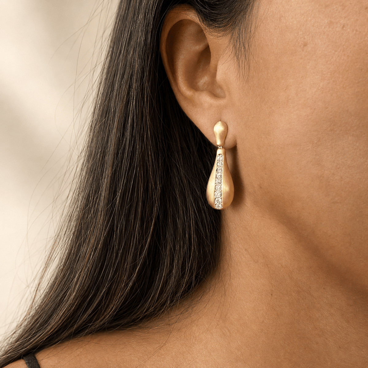 Pendientes Gotas de luz con baño de oro de 14 quilates - imagen adicional - Joyería Zafir