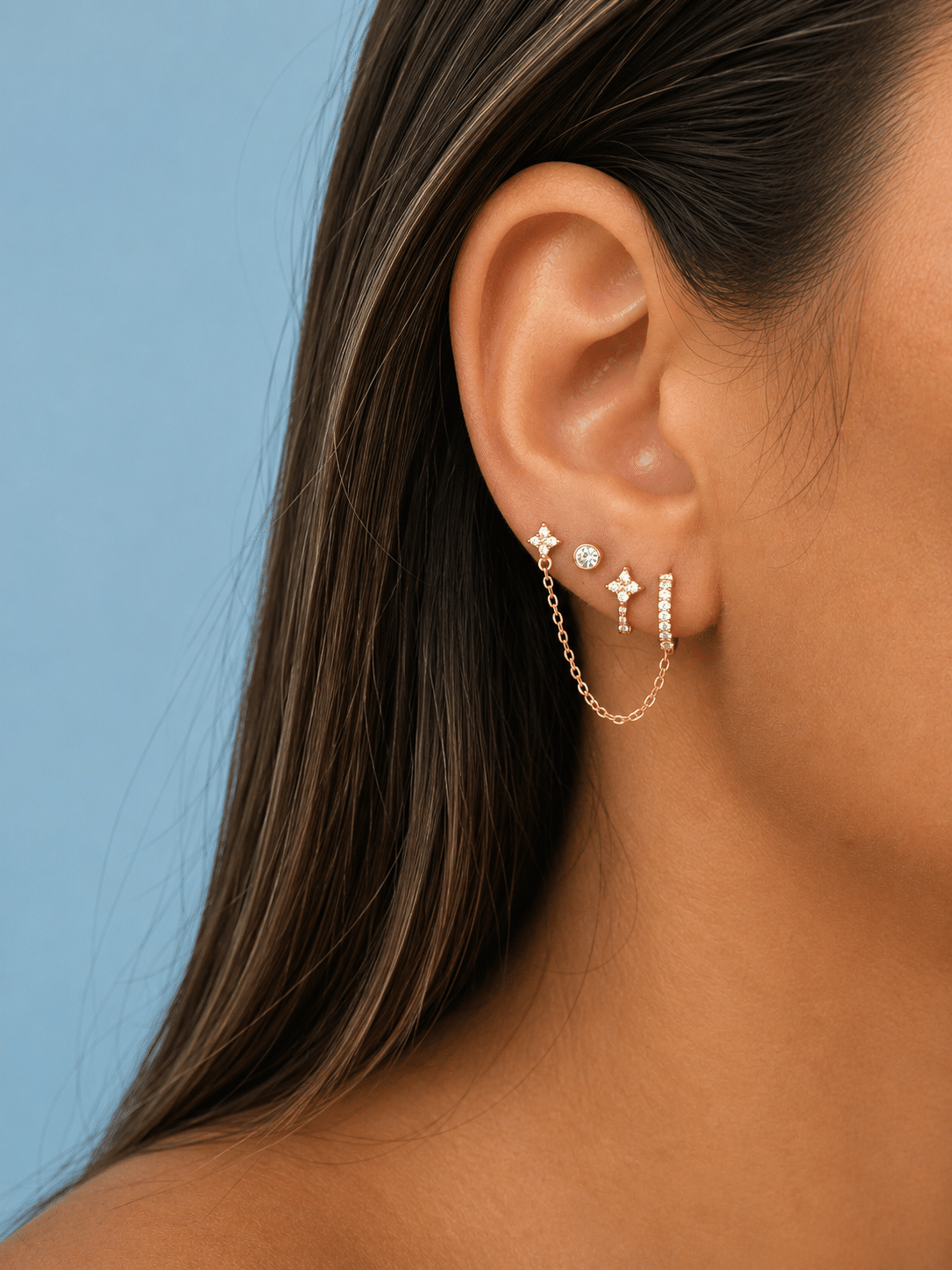 Pendiente cadena florecita de plata de ley con baño de oro de 14 quilates - imagen adicional - Joyería Zafir