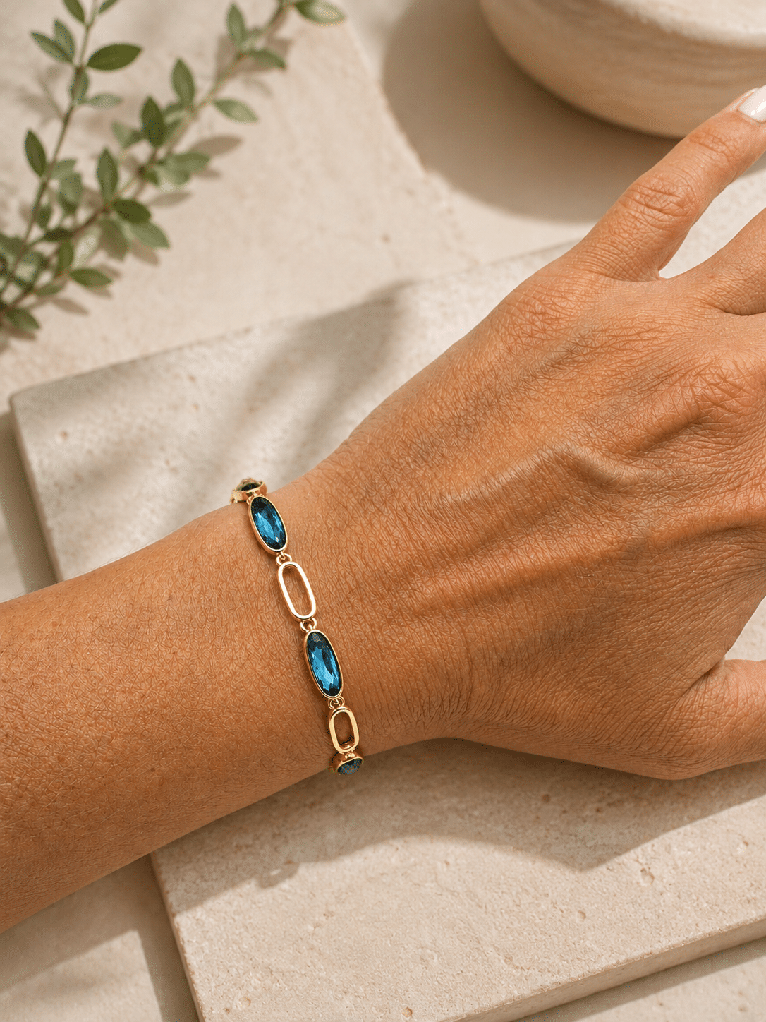 Pulsera baguette azul con baño de oro de 14 quilates - imagen adicional - Joyería Zafir