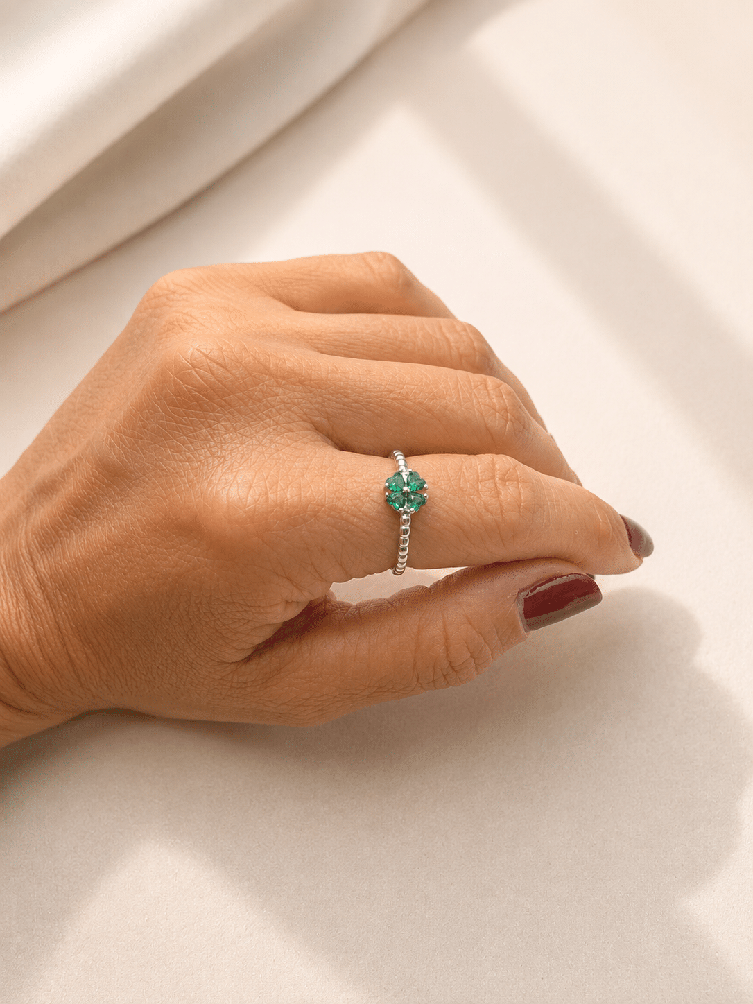 Anillo trébol verde de plata de ley - imagen adicional - Joyería Zafir