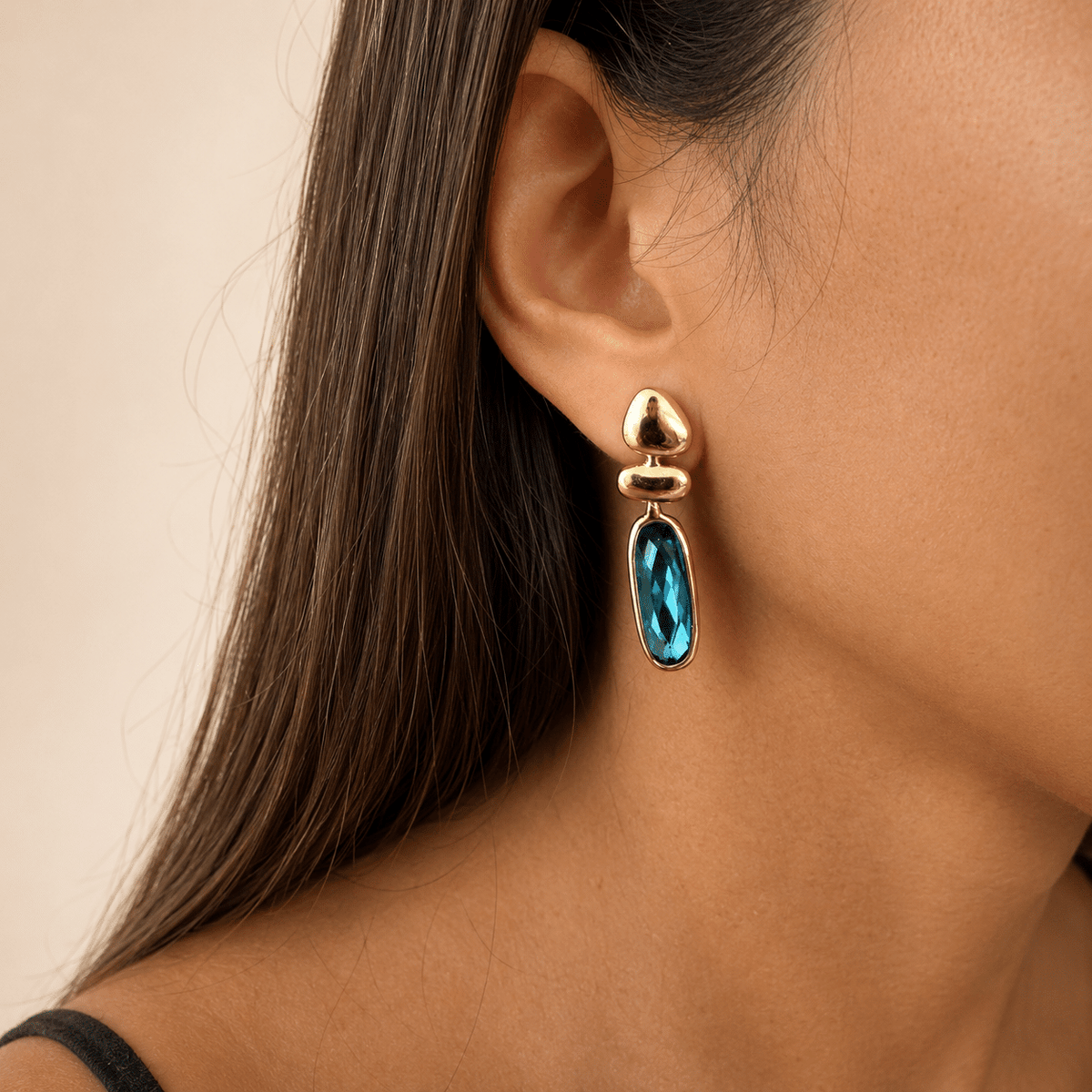 Pendiente baguette azul con baño de oro de 14 quilates - imagen adicional - Joyería Zafir
