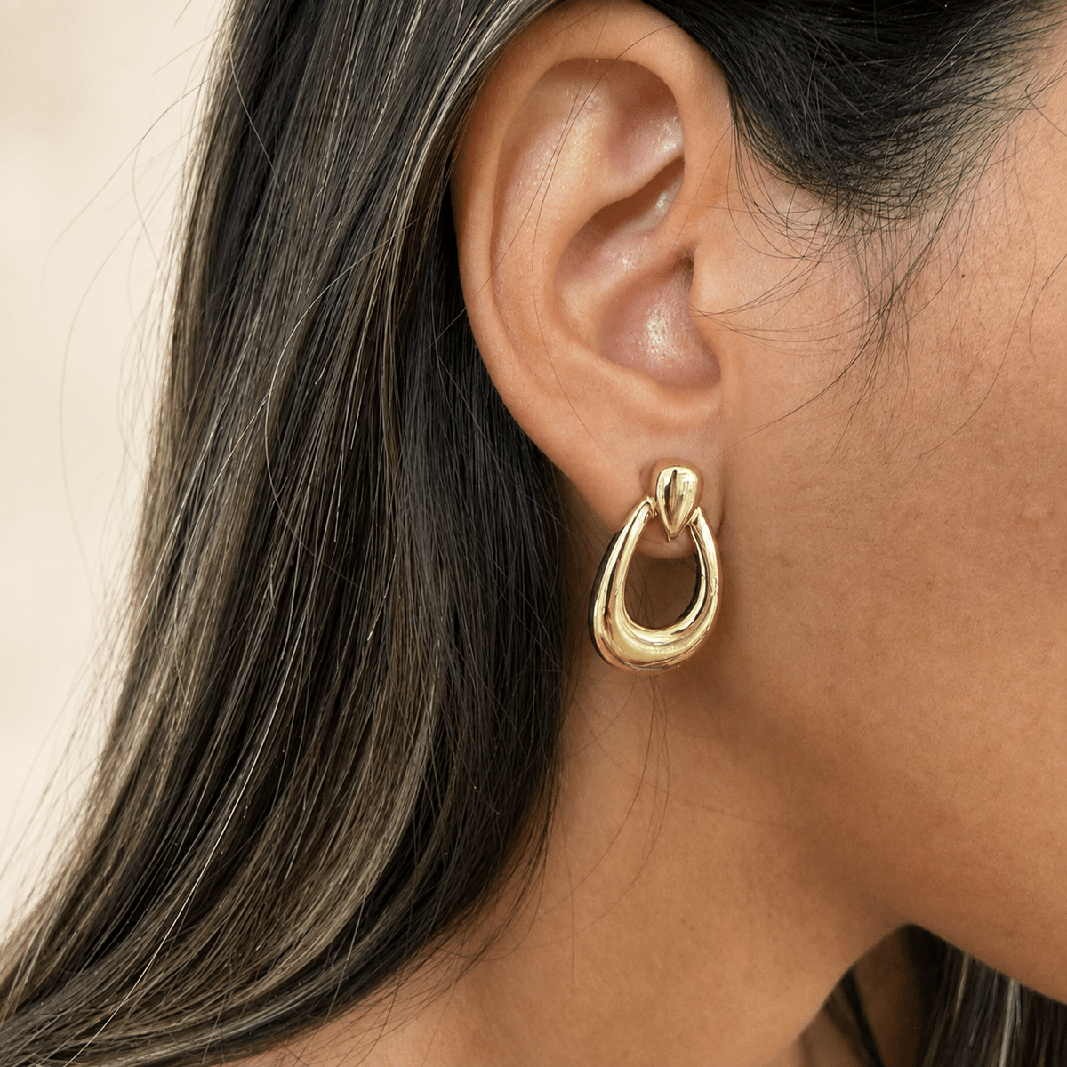 Pendientes doble gota Aura con baño de oro de 14 quilates - imagen adicional - Joyería Zafir