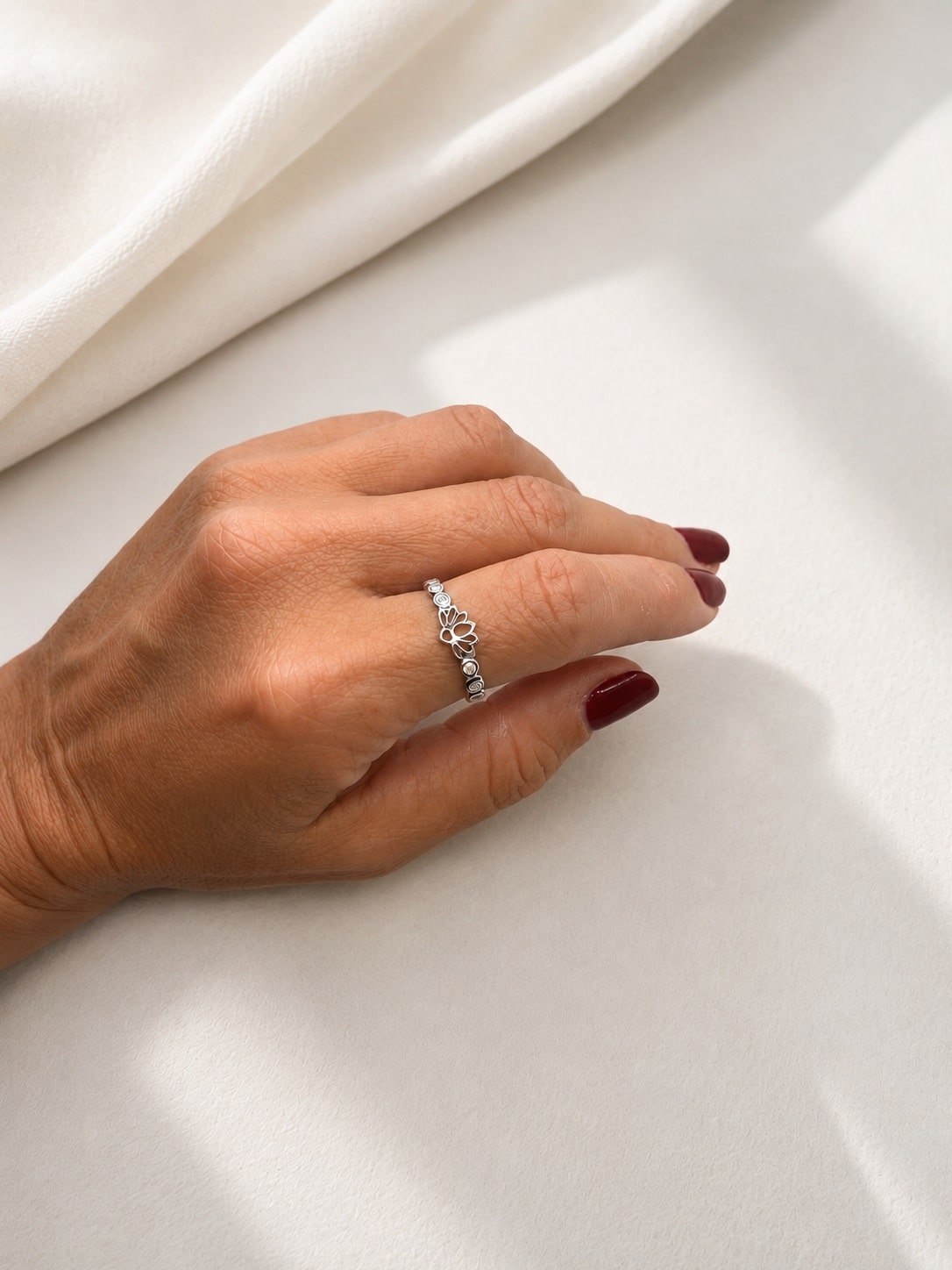 Anillo flor de loto de plata de ley - imagen adicional - Joyería Zafir