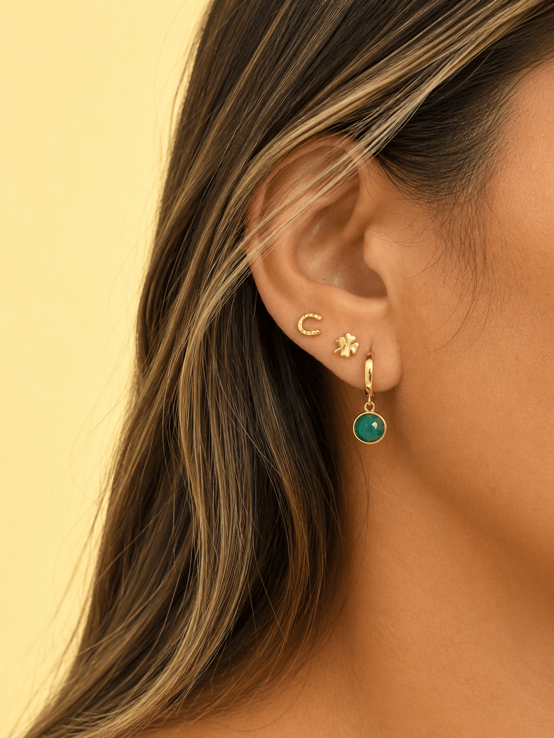 Pendientes de la suerte de plata de ley con baño de oro de 14 quilates - imagen adicional - Joyería Zafir