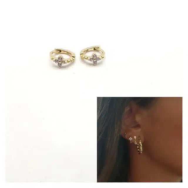 Pendiente mini arito flor oro