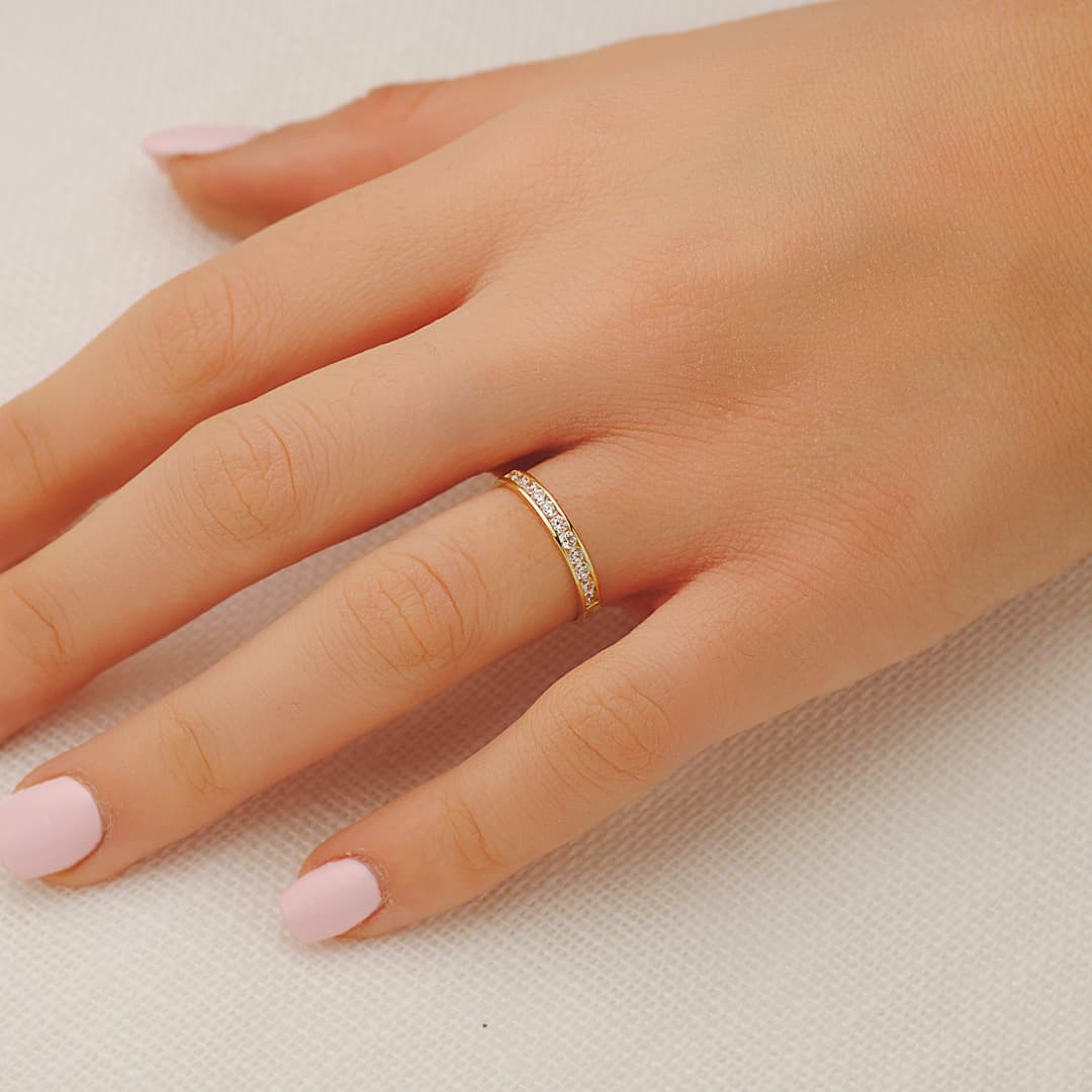 18K ALIANZA ORO BLANCO CARRIL CIRCONITAS. ANCHO: 2.5MM.