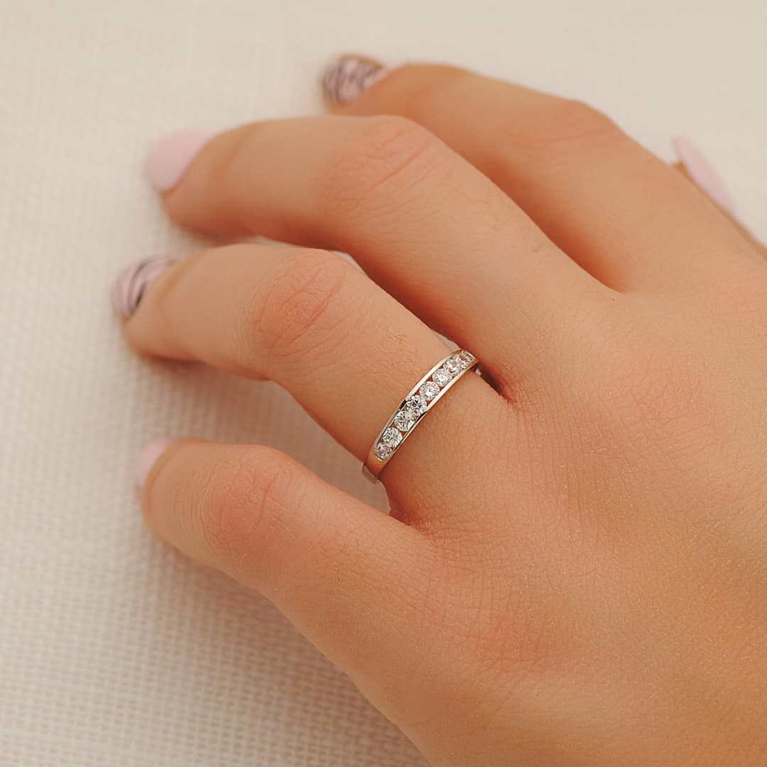 18K ALIANZA ORO BLANCO CARRIL CIRCONITAS. ANCHO: 3.5MM. TALLA: 9