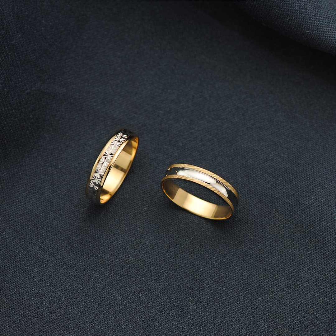 18K ALIANZA ORO BICOLOR BRILLO Y BORDES ESTRIADOS. ANCHO: 4 MM