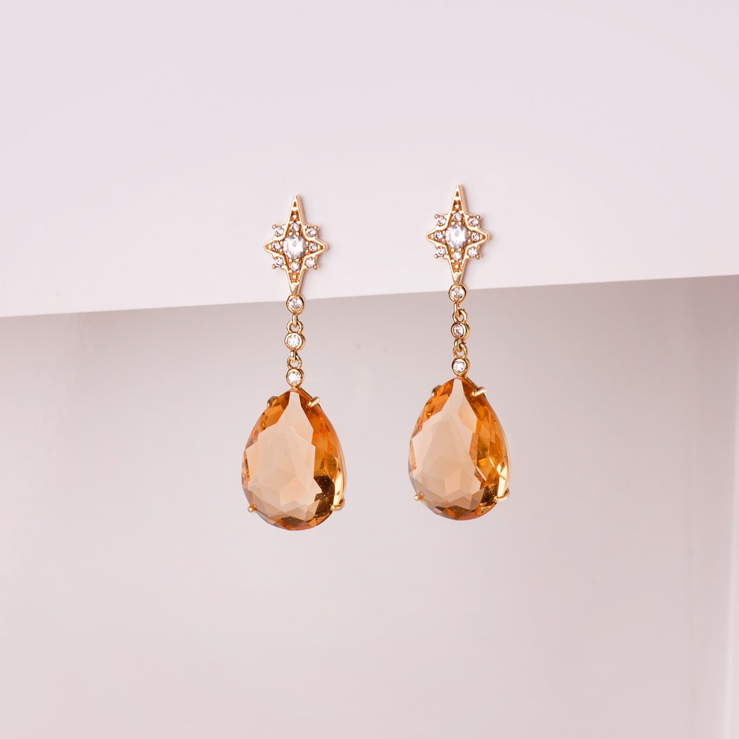 18K PENDIENTES ORO AMARILLO PIEDRA PERA COLOR CHAMPAGNE. 41 X 13 MM CIERRE PRESION