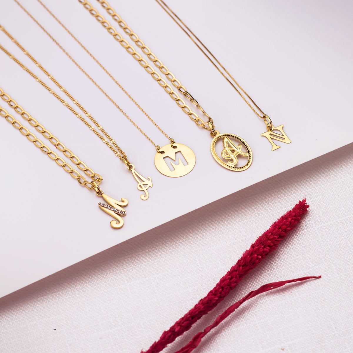 18K COLGANTE ORO AMARILO LETRA " M " 15 MM CADENA FORZADA 42CM