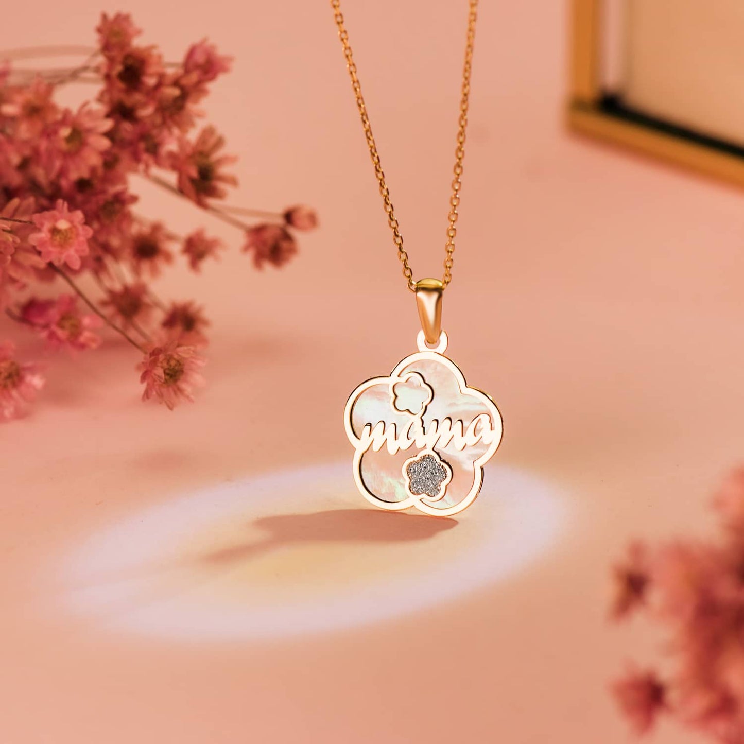 18K COLGANTE DE NACAR ORO AMARILLO FORMA DE FLOR Y MAMA CON CORAZON Y POLVO DIAMANTE 15X15MM