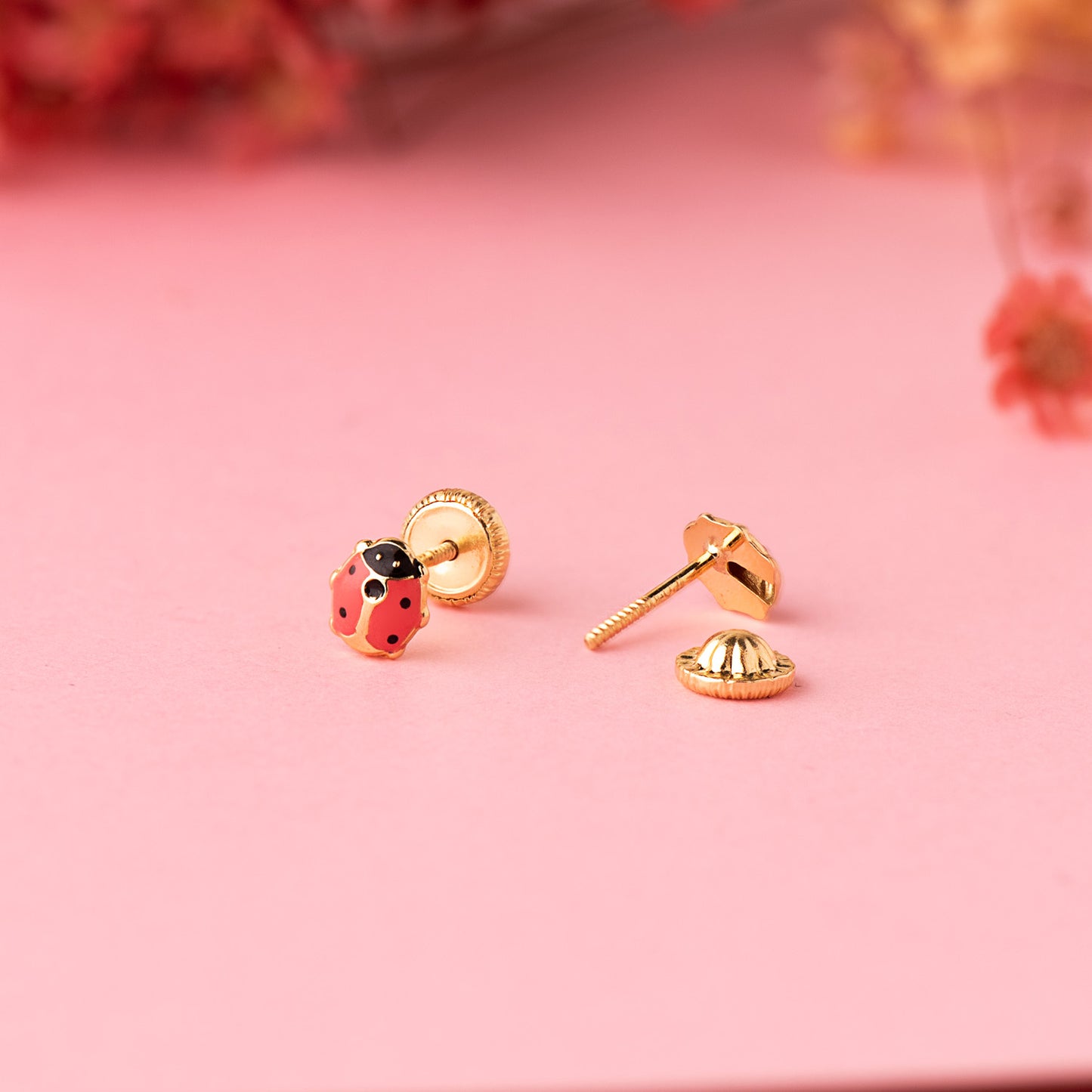 18K PENDIENTES ORO AMARILLO MARIQUITA ESMALTE ROSA 5 X 4,5 MM. CIERRE TUERCA