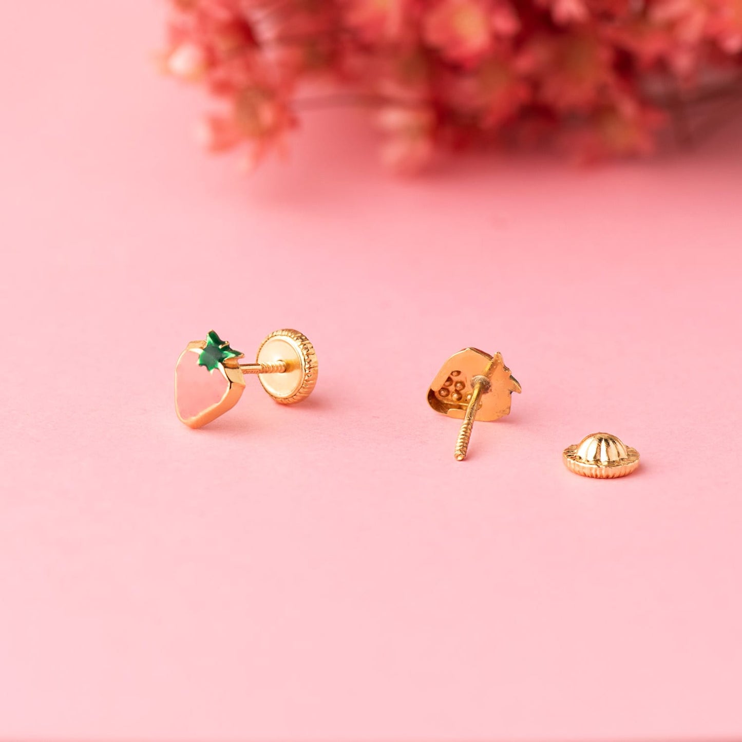 18K PENDIENTES ORO AMARILLO FRESA ESMALTE ROSA 6 X 5 MM. CIERRE TUERCA
