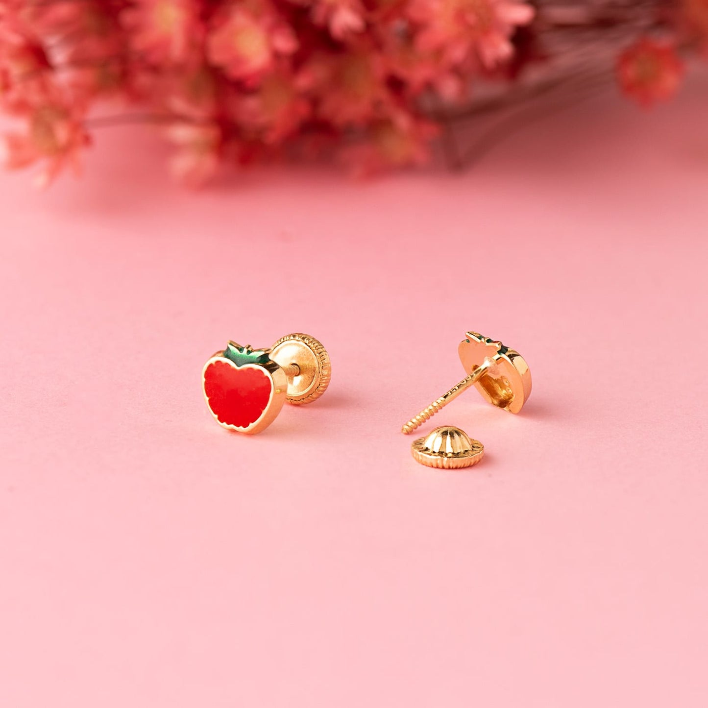 18K PENDIENTES ORO AMARILLO MANZANA ESMALTE ROJO. 6 X 6 MM. CIERRE TUERCA
