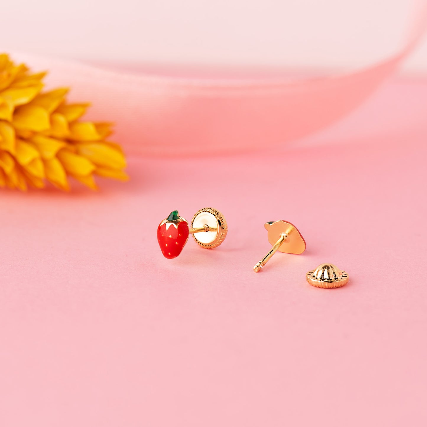 18K PENDIENTES ORO AMARILLO FRESAS MINIS ESMALTE 5,5X4 MM. CIERRE TUERCA