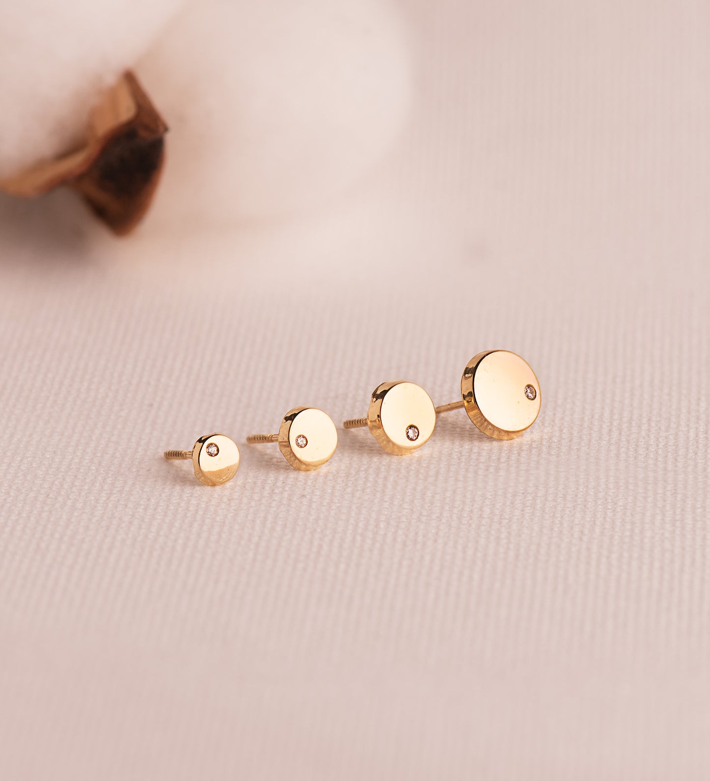 18K PENDIENTES ORO AMARILLO REDONDOS BRILLO CON CIRCONITA 5,5 MM.CIERRE TUERCA