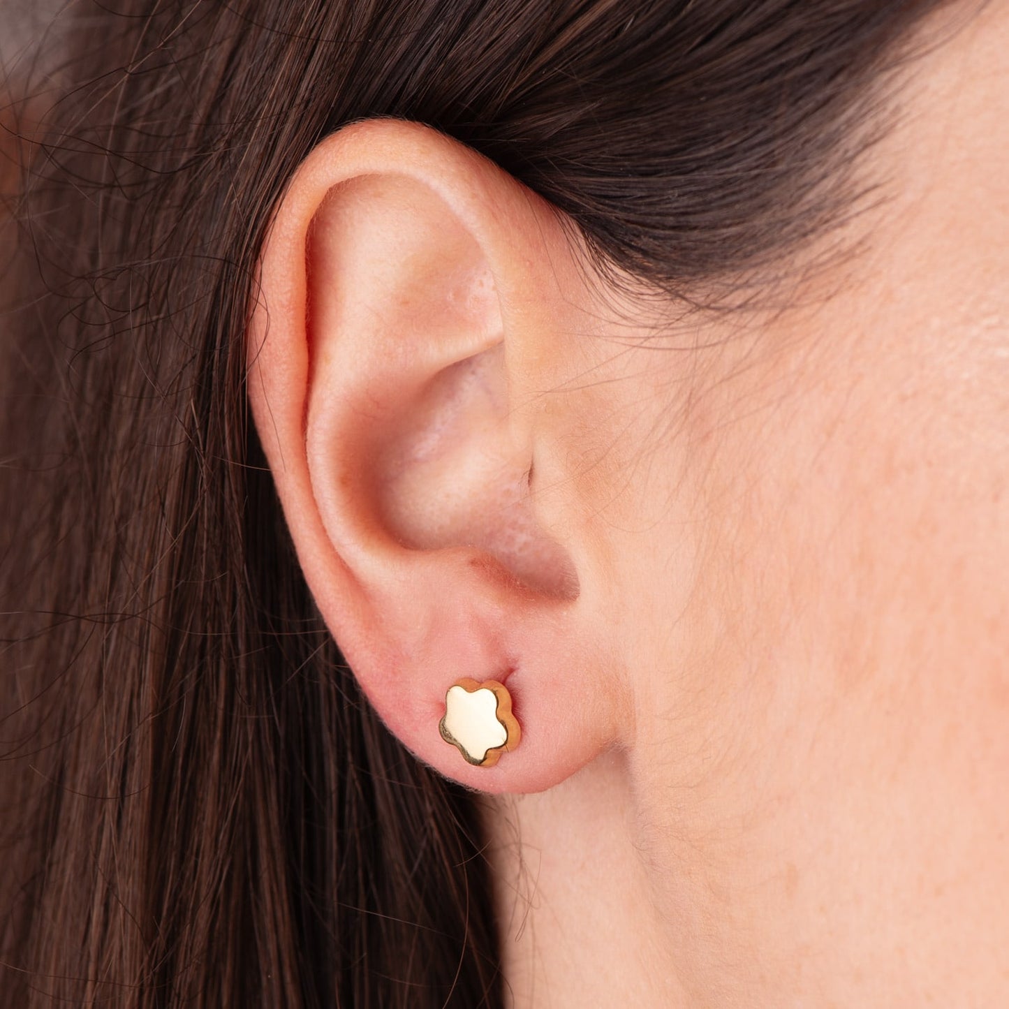 18K PENDIENTES ORO AMARILLO FLOR LISA BRILLO 7,5 X 7,5 MM. CIERRE PRESION