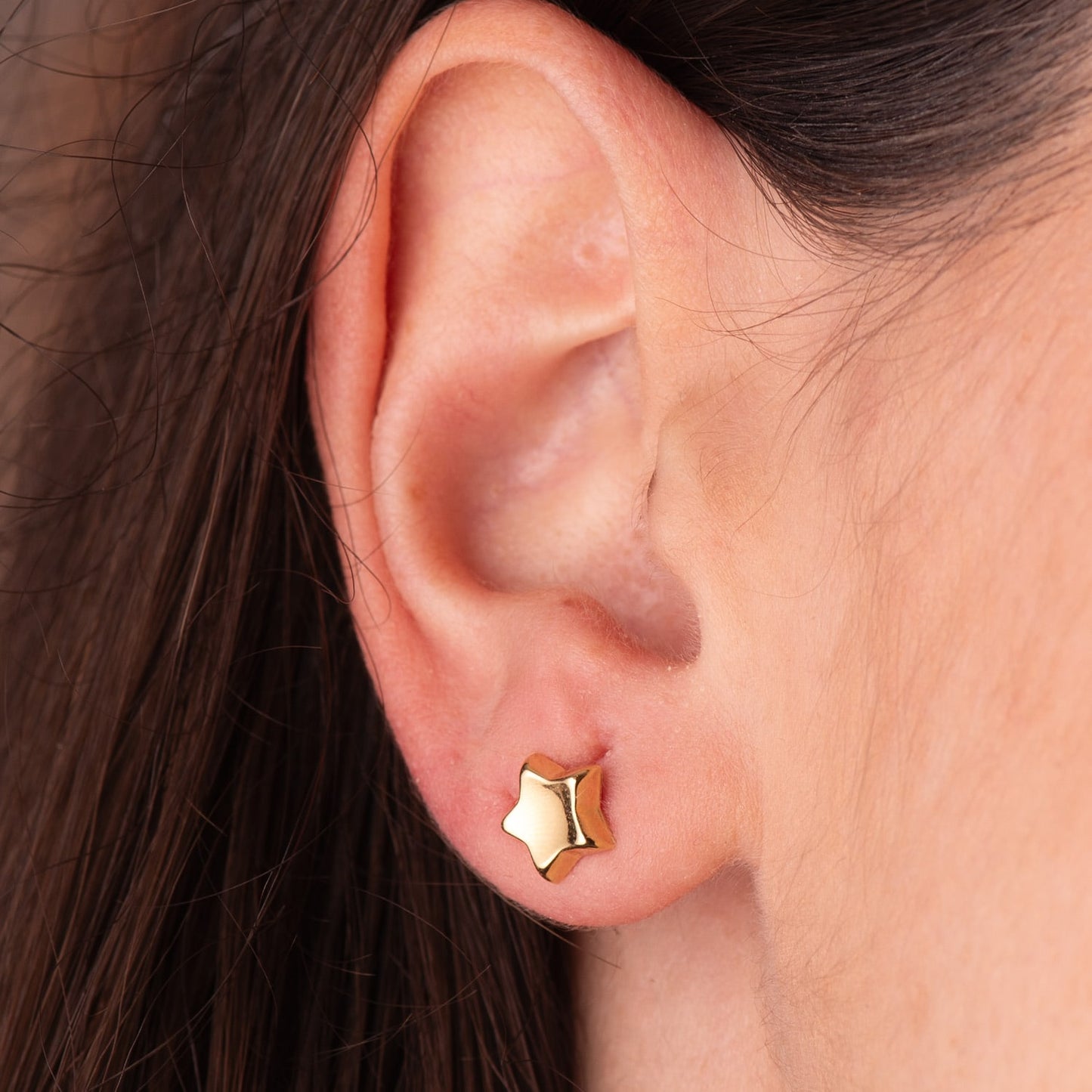 18K PENDIENTES ORO AMARILLO ESTRELLA CONCAVO EN BRILLO 8X8 MM. CIERRE PRESION