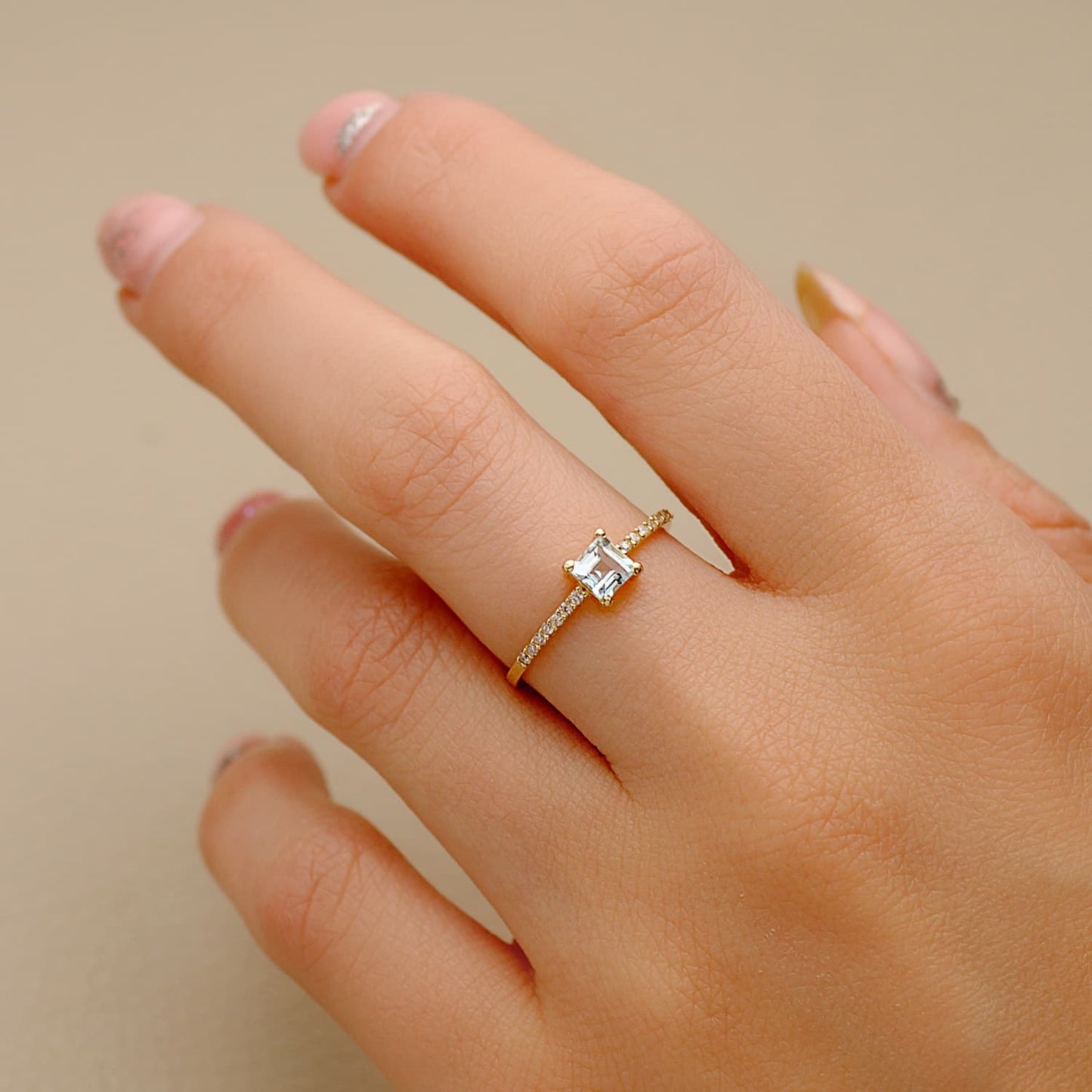 18K SORTIJA ORO AMARILLO 14 DIAMANTE 0.070 QTS. G-VS2 AGUAMARINA 4X4 MM ANCHO 1 MM