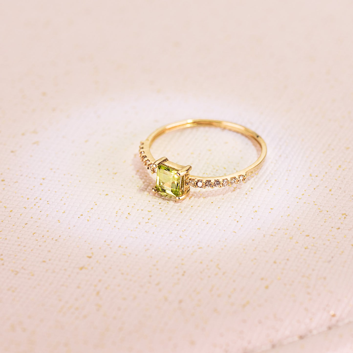 18K SORTIJA ORO AMARILLO 14 DIAMANTE 0.070 QTS. G-VS2. OLIVINA 4X4 MM CUERPO 1 MM