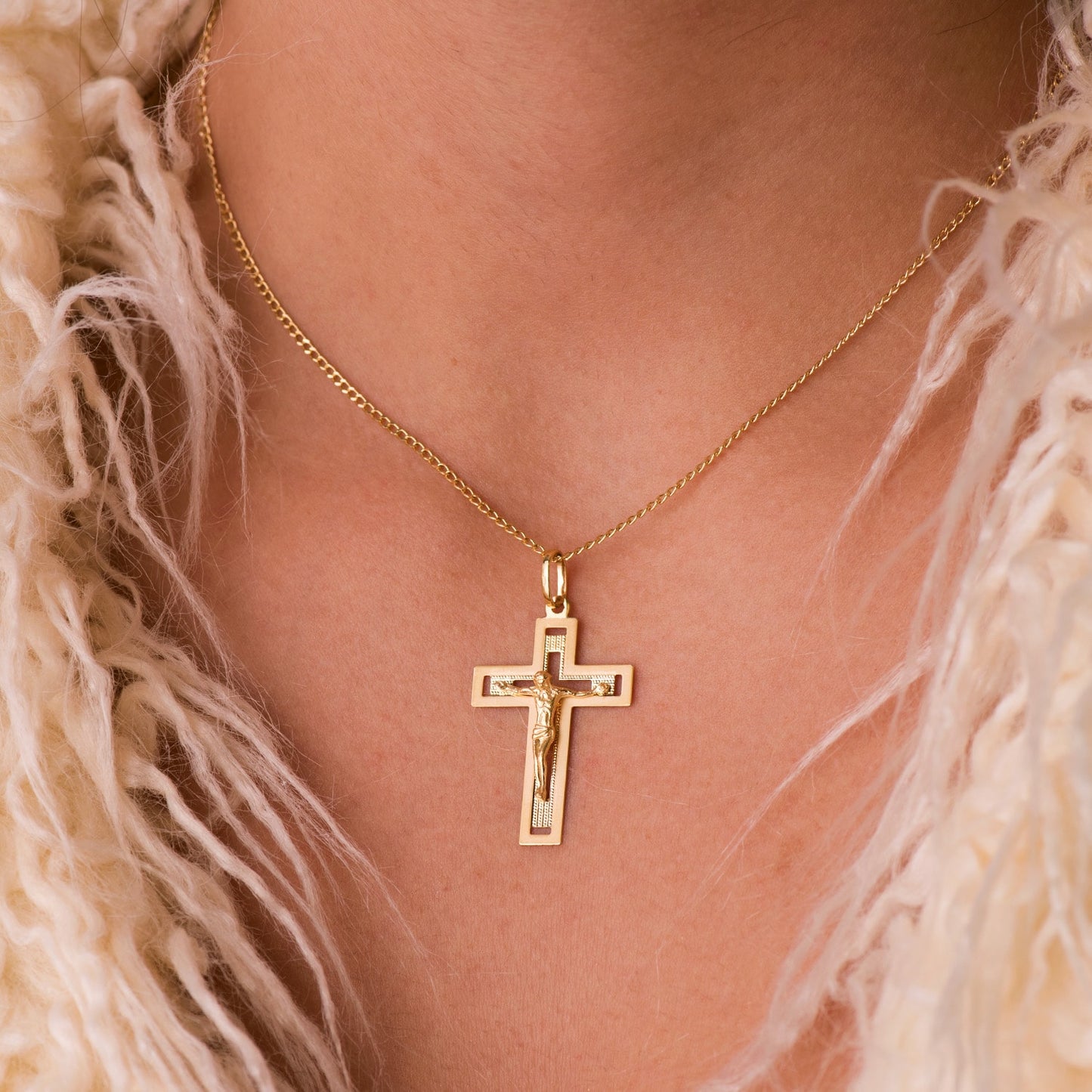 18K CRUZ ORO AMARILLO CON CRISTO TALLADA 35X22 MM
