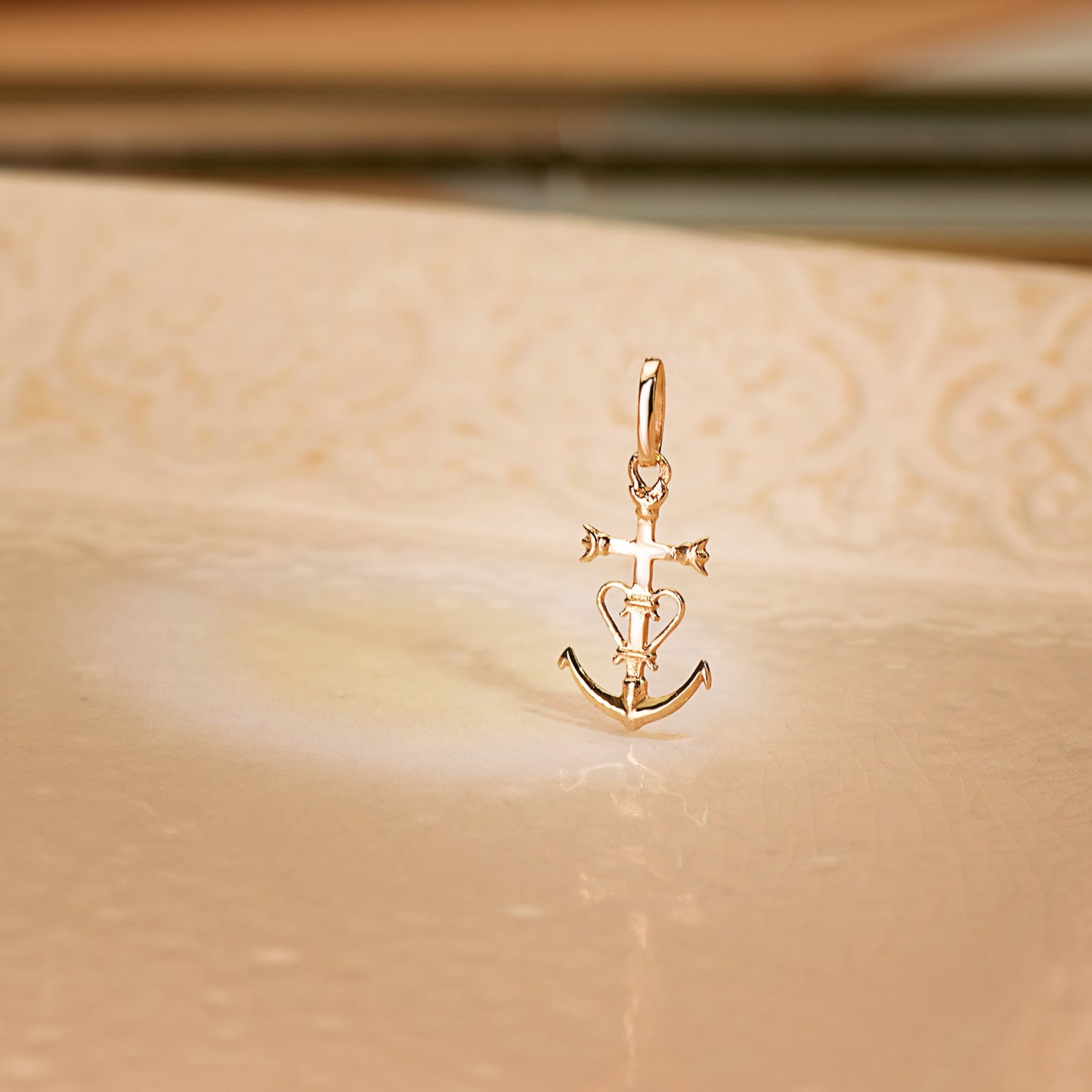 18K COLGANTE CRUZ DE LA CAMARGA ORO AMARILLO. 20 X 12 MM
