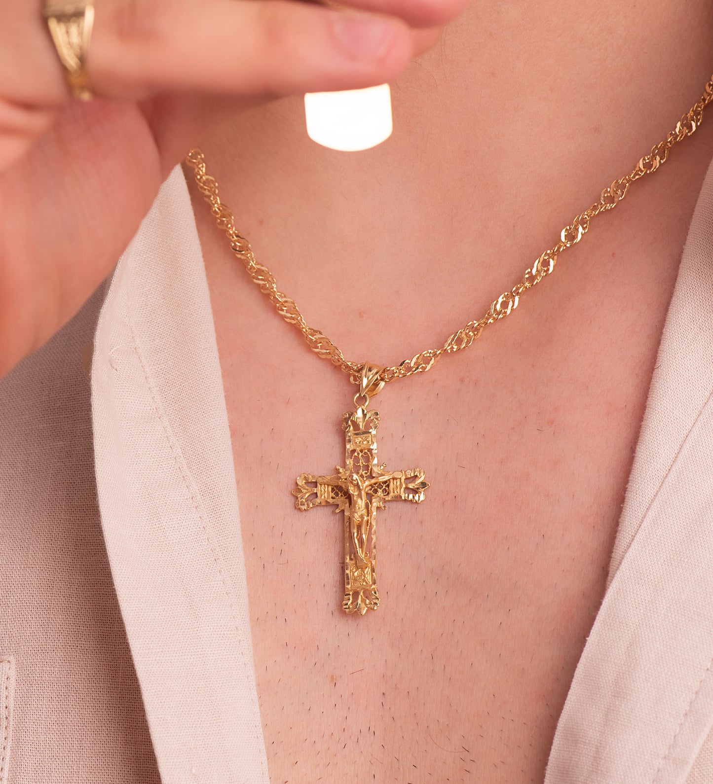 18K CRUZ ORO AMARILLO FILIGRANA CON CRISTO TALLADA 42X27 MM